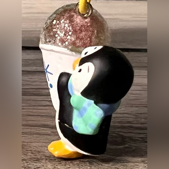 HALLMARK NEW 2022 PETITE PENGUINS A SNOWY TREAT # 7 IN SERIES Christmas ORNAMENT - Picture 4 of 10